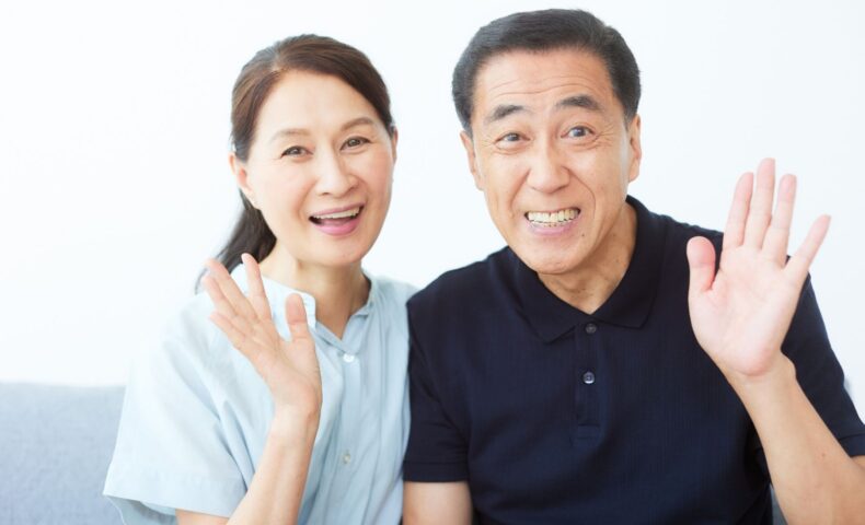 介護と仕事の両立に悩む40代男性のイメージ写真