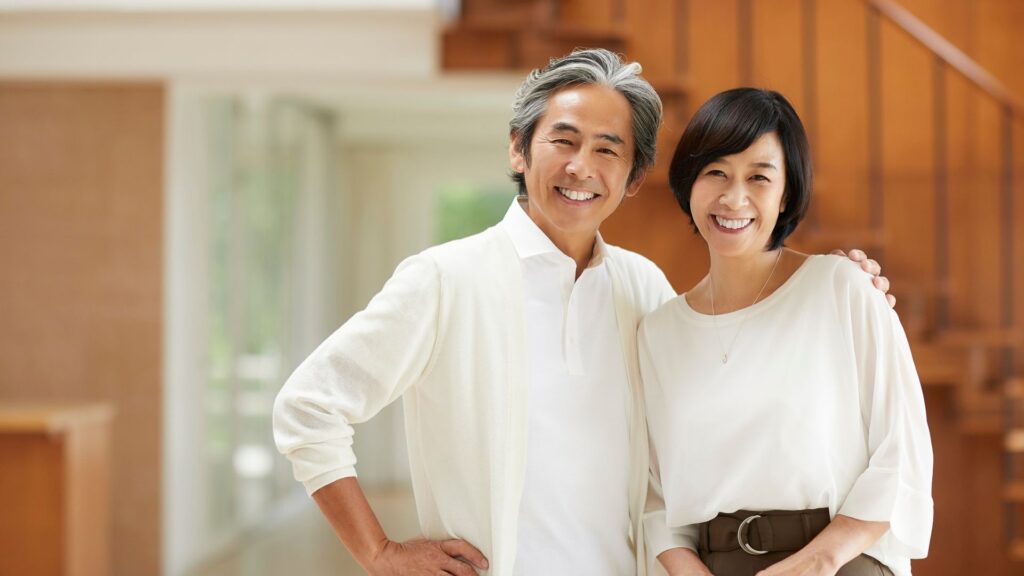 介護の現場で口腔ケアを嫌がる高齢者と悩む介護者の様子