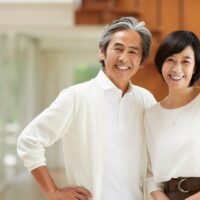 介護の現場で口腔ケアを嫌がる高齢者と悩む介護者の様子