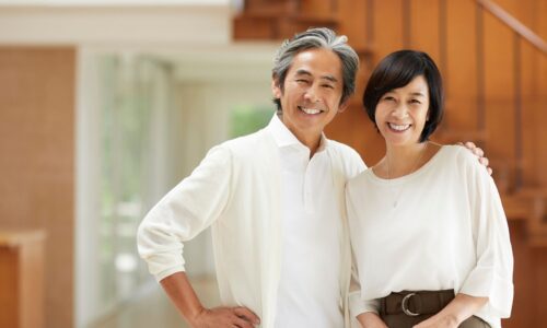 介護の現場で口腔ケアを嫌がる高齢者と悩む介護者の様子