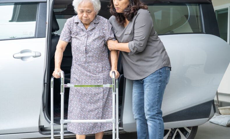 口腔ケアに悩む介護者が歯ブラシを手に困っている様子
