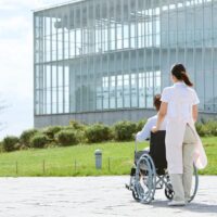 介護現場で新人を指導するプリセプターが抱える悩みの様子