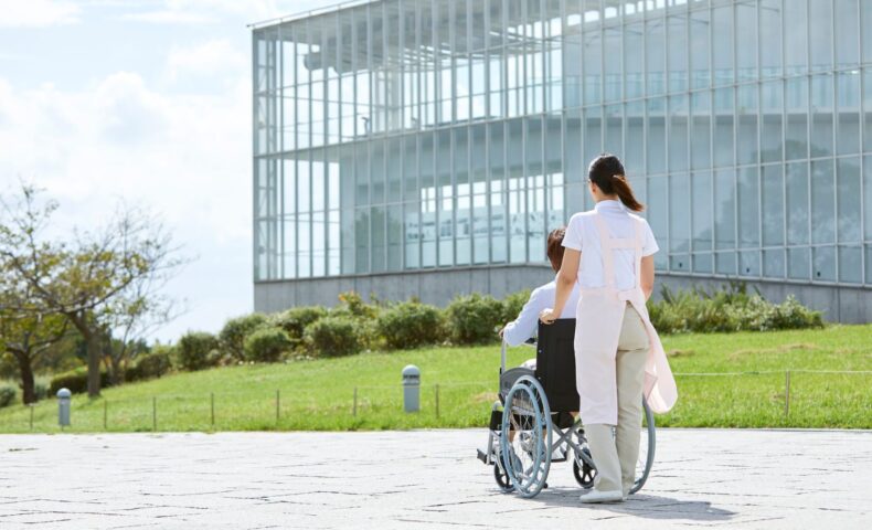 介護現場で新人を指導するプリセプターが抱える悩みの様子