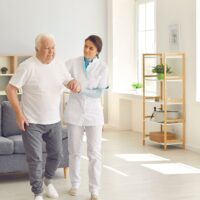プリセプター 悩み 介護の現場で新人指導に苦悩するスタッフの様子