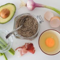 介護 食 悩みを抱える家族が、手作りの食事を残されて落ち込んでいる様子