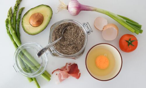 介護 食 悩みを抱える家族が、手作りの食事を残されて落ち込んでいる様子