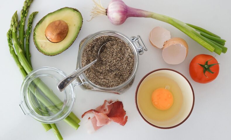 介護 食 悩みを抱える家族が、手作りの食事を残されて落ち込んでいる様子