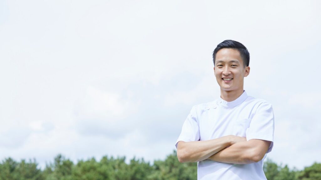 男性介護士 悩みを抱えながらも脱出法を探している介護士の姿