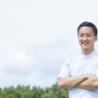 男性介護士 悩みを抱えながらも脱出法を探している介護士の姿