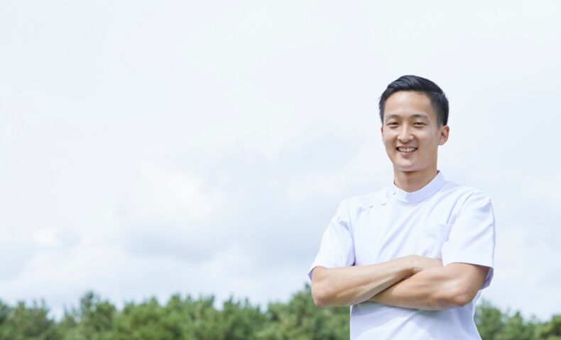 男性介護士 悩みを抱えながらも脱出法を探している介護士の姿