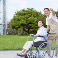 男性介護士 悩みと向き合い見えない壁を乗り越えた介護士の姿