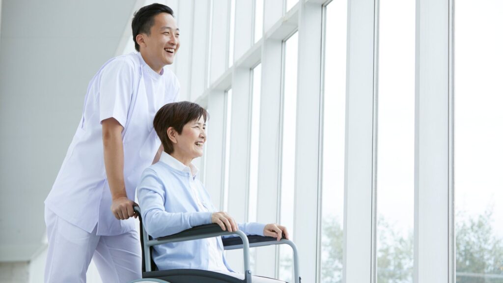 男性介護士 悩みに苦しむ現場スタッフが5つの壁と向き合う様子
