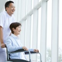 男性介護士 悩みに苦しむ現場スタッフが5つの壁と向き合う様子