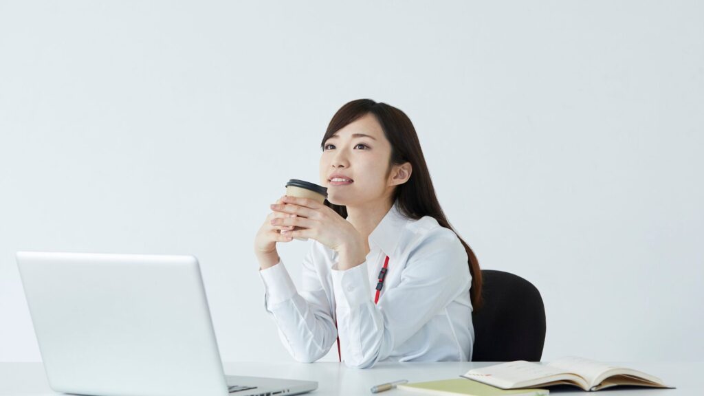 介護福祉士 悩み を抱えながらも笑顔を取り戻す女性職員の様子