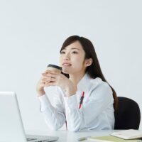 介護福祉士 悩み を抱えながらも笑顔を取り戻す女性職員の様子