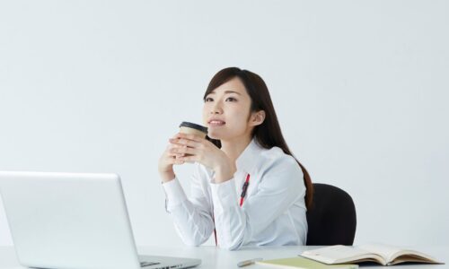 介護福祉士 悩み を抱えながらも笑顔を取り戻す女性職員の様子