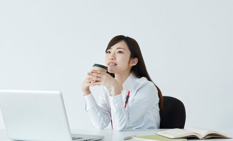 介護福祉士 悩み を抱えながらも笑顔を取り戻す女性職員の様子