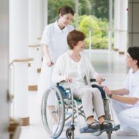 介護福祉士 悩み によって限界を感じる女性職員のイメージ