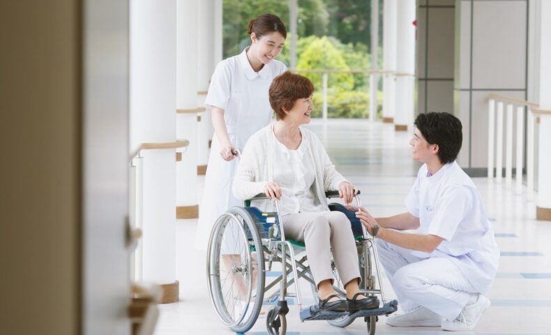介護福祉士 悩み によって限界を感じる女性職員のイメージ