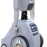 介護ロボット導入現場での操作性や問題点に悩む介護士のイメージ