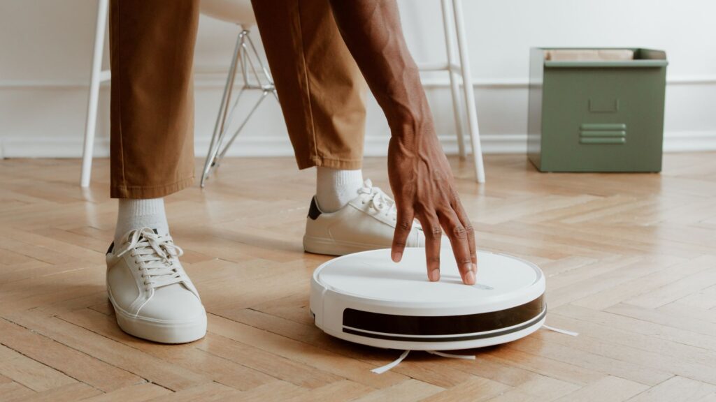 介護ロボットの問題点に直面し困惑する介護士の現場イメージ