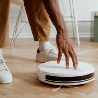 介護ロボットの問題点に直面し困惑する介護士の現場イメージ