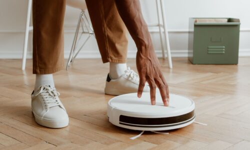 介護ロボットの問題点に直面し困惑する介護士の現場イメージ