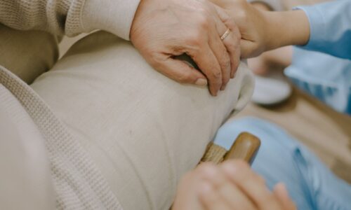 特定技能介護現場で文化以外の問題点に直面する日本人職員と外国人スタッフのやりとり