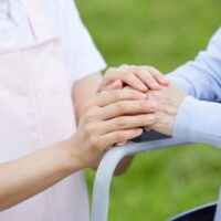 外国人労働者 介護 問題点を抱える現場で起きるすれ違いの様子を表すイメージ
