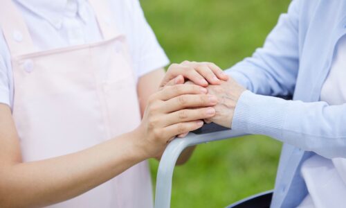 外国人労働者 介護 問題点を抱える現場で起きるすれ違いの様子を表すイメージ