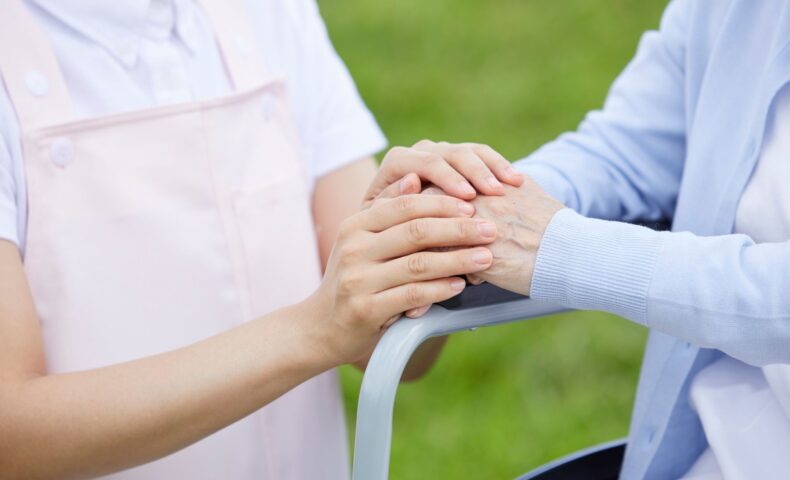 外国人労働者 介護 問題点を抱える現場で起きるすれ違いの様子を表すイメージ