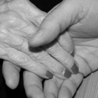少子高齢化による介護の問題点と家族介護の限界を象徴するイメージ