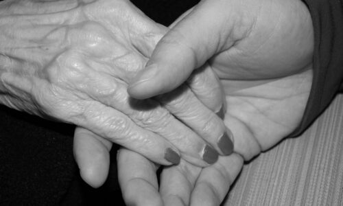 少子高齢化による介護の問題点と家族介護の限界を象徴するイメージ