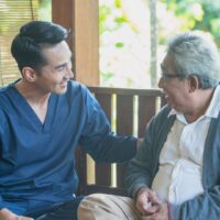少子高齢化が進む中で介護現場が直面する深刻な問題点を象徴するイメージ