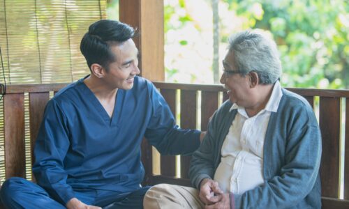 少子高齢化が進む中で介護現場が直面する深刻な問題点を象徴するイメージ