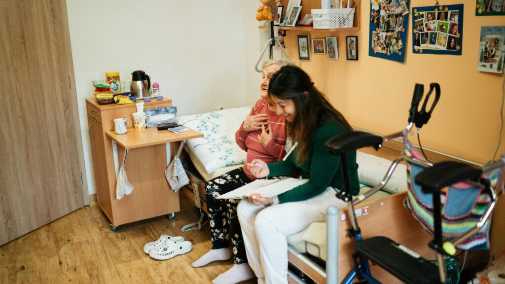 介護現場での技能実習生と職員のすれ違いに悩む様子を描いたイメージ。介護 技能実習生 問題点を象徴。