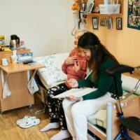 介護現場での技能実習生と職員のすれ違いに悩む様子を描いたイメージ。介護 技能実習生 問題点を象徴。