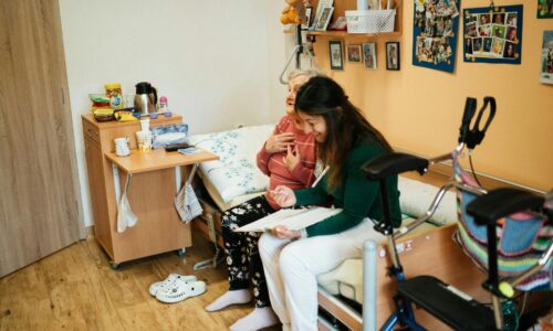 介護現場での技能実習生と職員のすれ違いに悩む様子を描いたイメージ。介護 技能実習生 問題点を象徴。