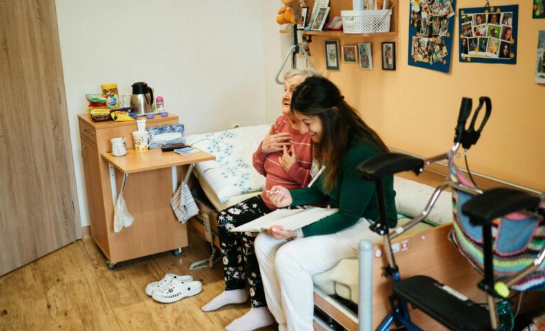 介護現場での技能実習生と職員のすれ違いに悩む様子を描いたイメージ。介護 技能実習生 問題点を象徴。