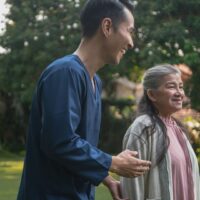 介護現場で技能実習生が文化や言語の壁に直面し、問題点が浮き彫りになっている様子
