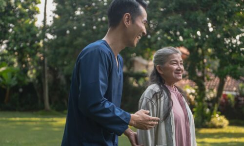 介護現場で技能実習生が文化や言語の壁に直面し、問題点が浮き彫りになっている様子