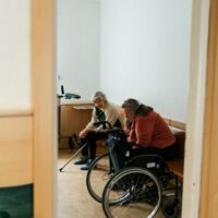 介護が終わった後に喪失感を抱える中年女性のイメージ。少子高齢化 介護 問題点が深刻化する状況を象徴。