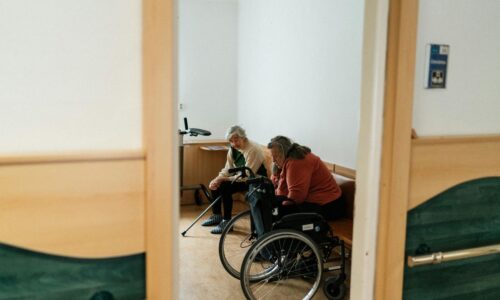 介護が終わった後に喪失感を抱える中年女性のイメージ。少子高齢化 介護 問題点が深刻化する状況を象徴。