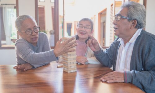 医療と介護の担当者が制度の運用に悩む様子を描いたイメージ。医療 介護 連携 問題点の実態を象徴。