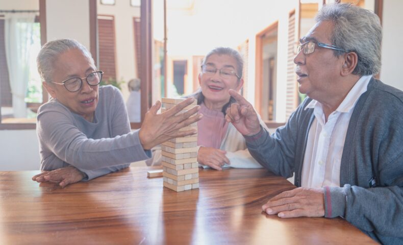 医療と介護の担当者が制度の運用に悩む様子を描いたイメージ。医療 介護 連携 問題点の実態を象徴。