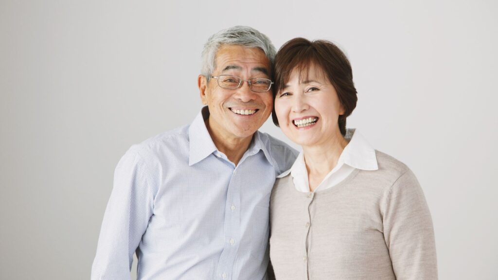 介護者が病気になったらどうするかに悩む家族と支援を受ける高齢者の様子