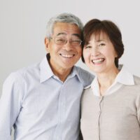 介護者が病気になったらどうするかに悩む家族と支援を受ける高齢者の様子