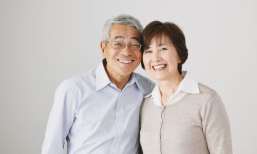 介護者が病気になったらどうするかに悩む家族と支援を受ける高齢者の様子